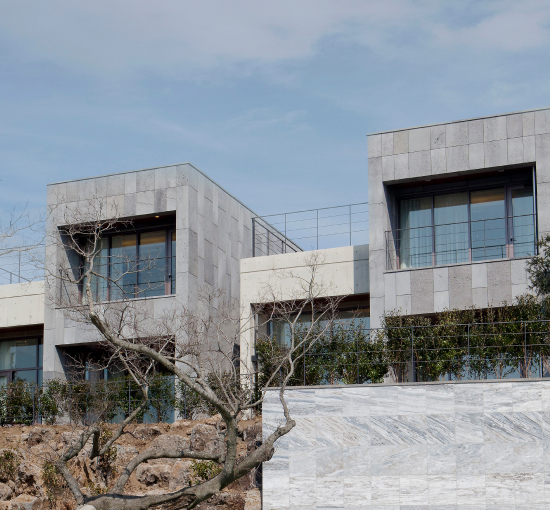 Lotte Jeju Art Villas DA GROUP - Rooms that connect two spaces of varying heights, allowing communication with nature through the interplay of the sun and moon, wind, and forest.