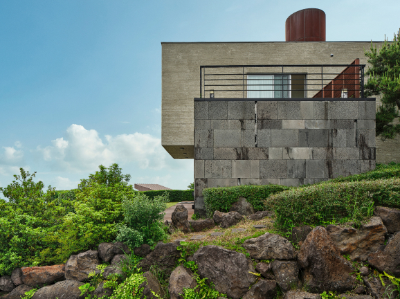 Lotte Jeju Art Villas Seung Hyosang - A guest room that contains Jeju's topography through a vertical celebration of Tonggyeong between Hallasan Mountain and the sea of Jeju