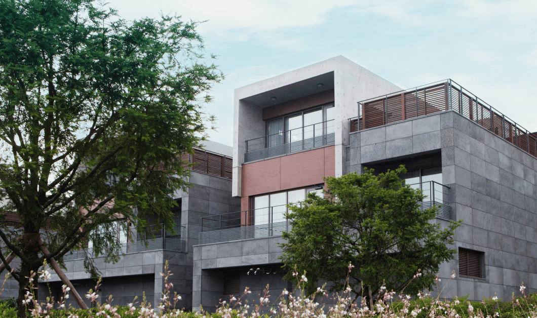   Lotte Jeju Art Villas DA GROUP - Rooms that connect two spaces of varying heights, allowing communication with nature through the interplay of the sun and moon, wind, and forest.