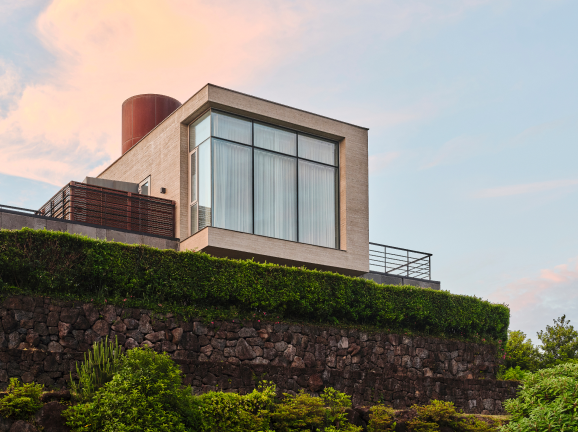 Lotte Jeju Art Villas Seung Hyosang - A guest room that contains Jeju's topography through a vertical celebration of Tonggyeong between Hallasan Mountain and the sea of Jeju